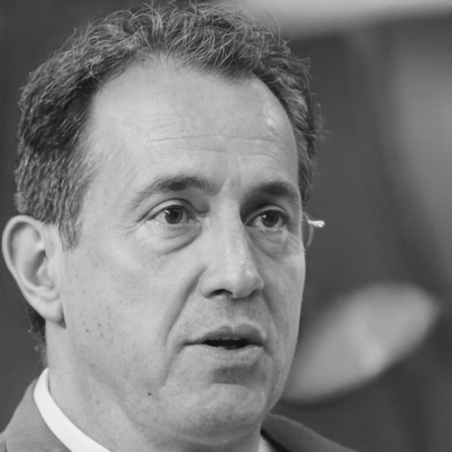 Retrato profesional de Luciano Ferrer